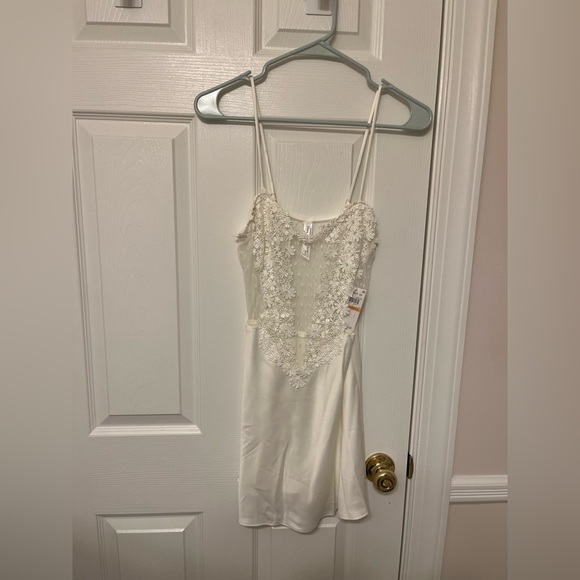 Flora Nikrooz Showstopper Chemise in Ivory - Picture 4 of 6